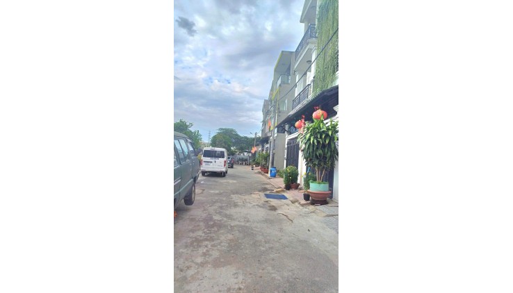 Nhà đẹp 4 tầng Ngã Bình Phước – Hoàn công chuẩn – Giá chỉ 5.1 tỷ